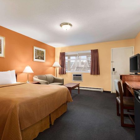 Travelodge By Wyndham Quesnel Bc Екстер'єр фото